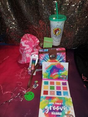 Groovy Beauty And Wristlet Set With Buc-cee's Tumbler